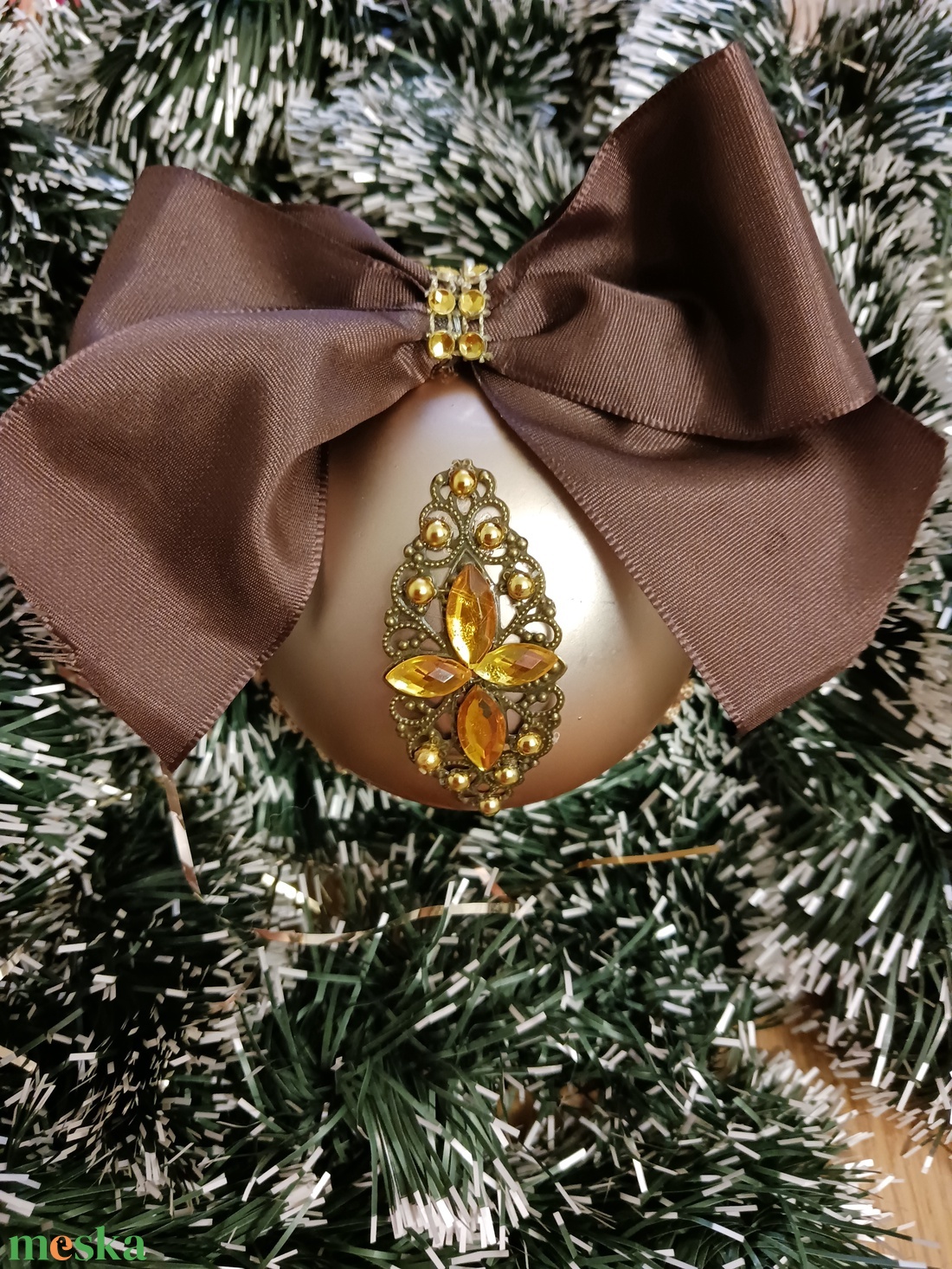 Pezsgőszinű,diszitett gömb - karácsony - karácsonyi lakásdekoráció - karácsonyfadíszek - Meska.hu