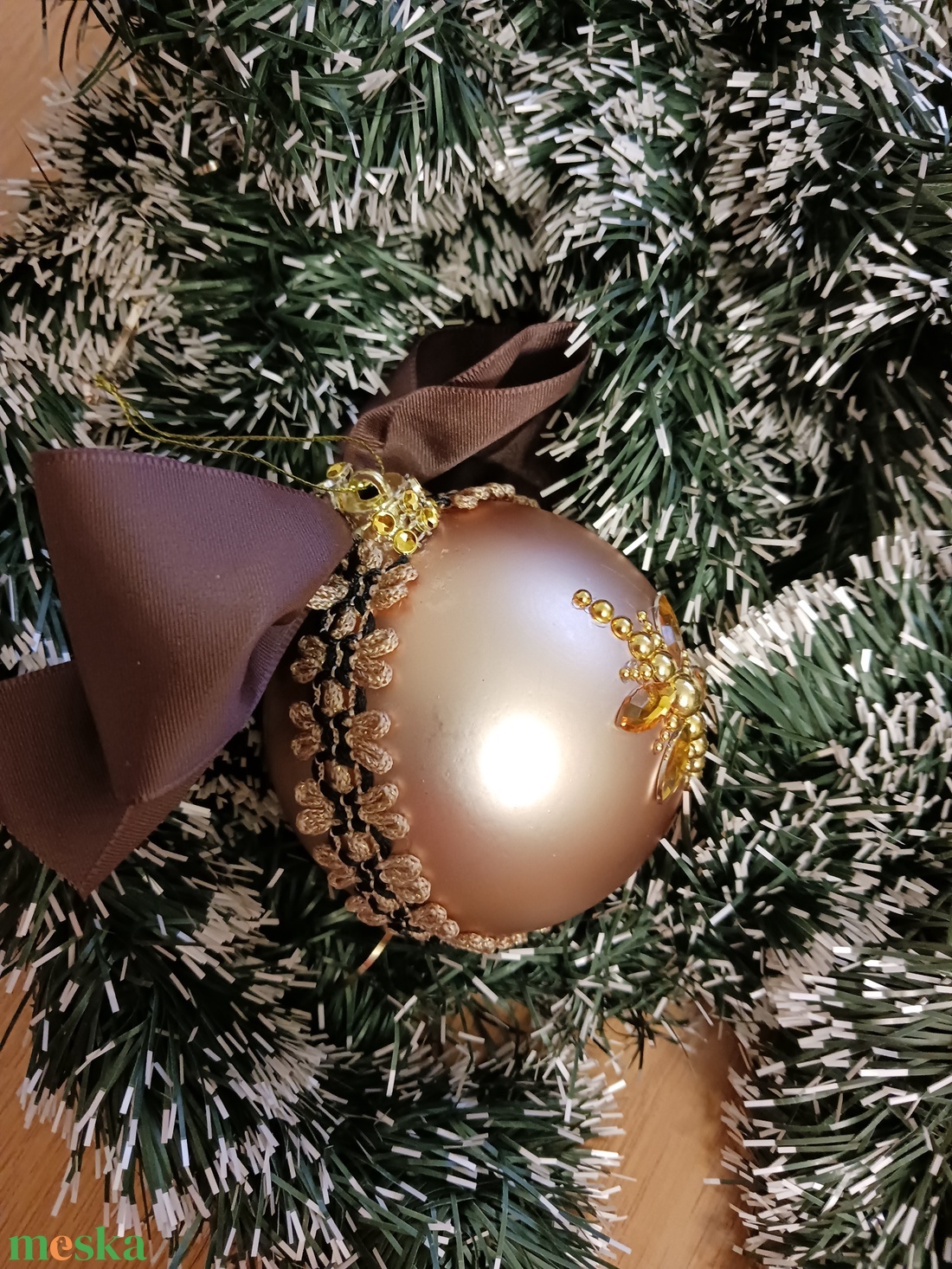 Pezsgőszinű,diszitett gömb - karácsony - karácsonyi lakásdekoráció - karácsonyfadíszek - Meska.hu