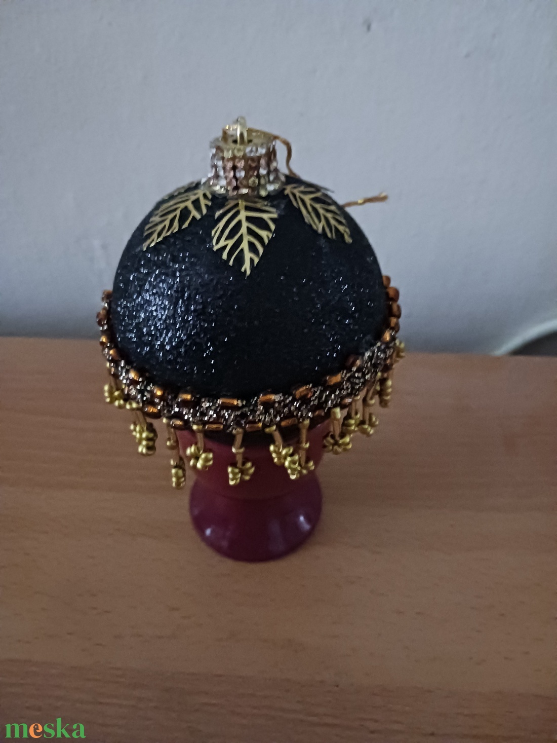Fekete arannyal diszitett gömb - karácsony - karácsonyi lakásdekoráció - karácsonyfadíszek - Meska.hu