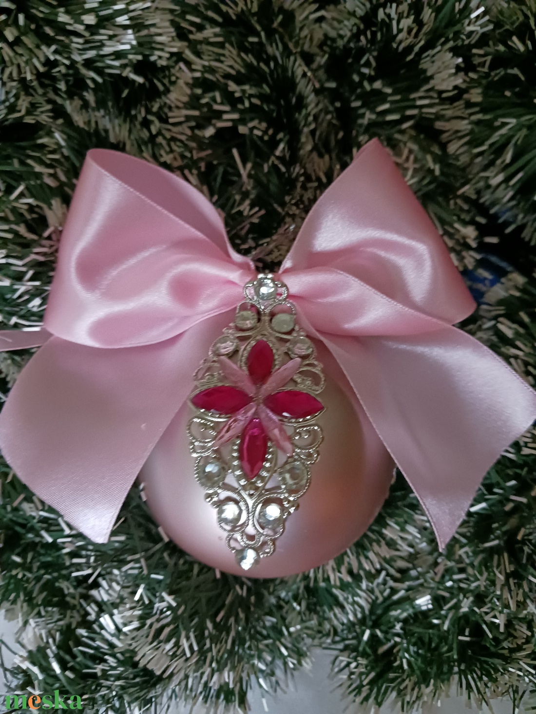 Rozsaszin,diszitett gömb - karácsony - karácsonyi lakásdekoráció - karácsonyfadíszek - Meska.hu