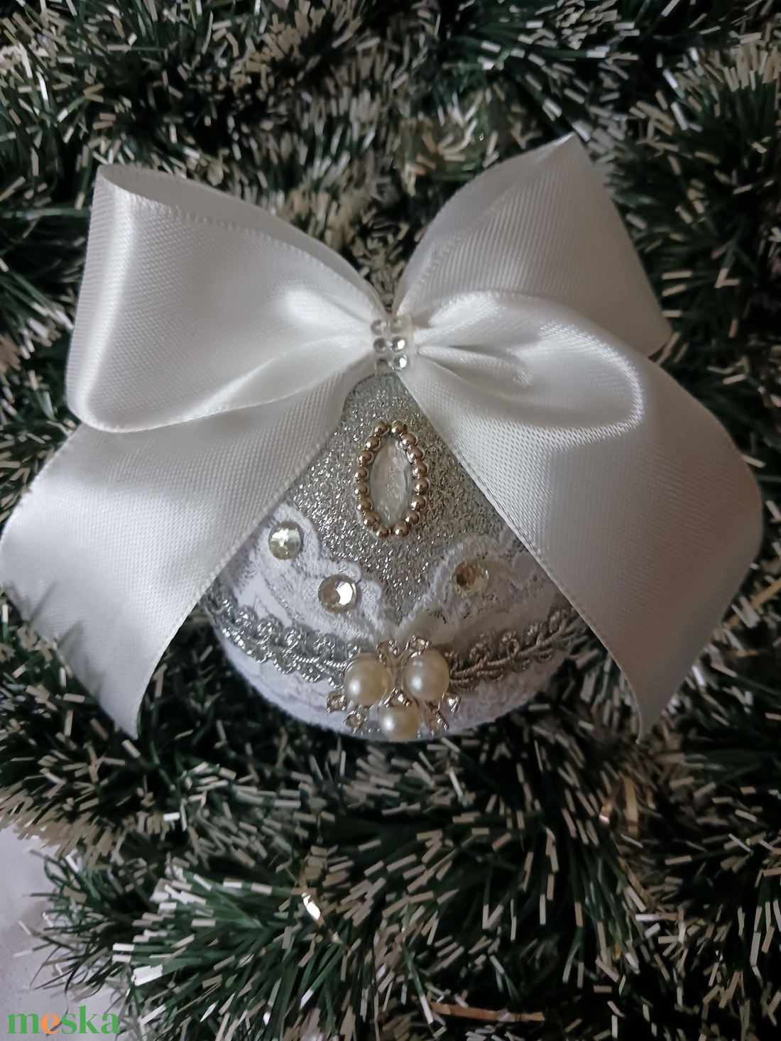 Ezüst csipkés,diszitett gömb - karácsony - karácsonyi lakásdekoráció - karácsonyfadíszek - Meska.hu