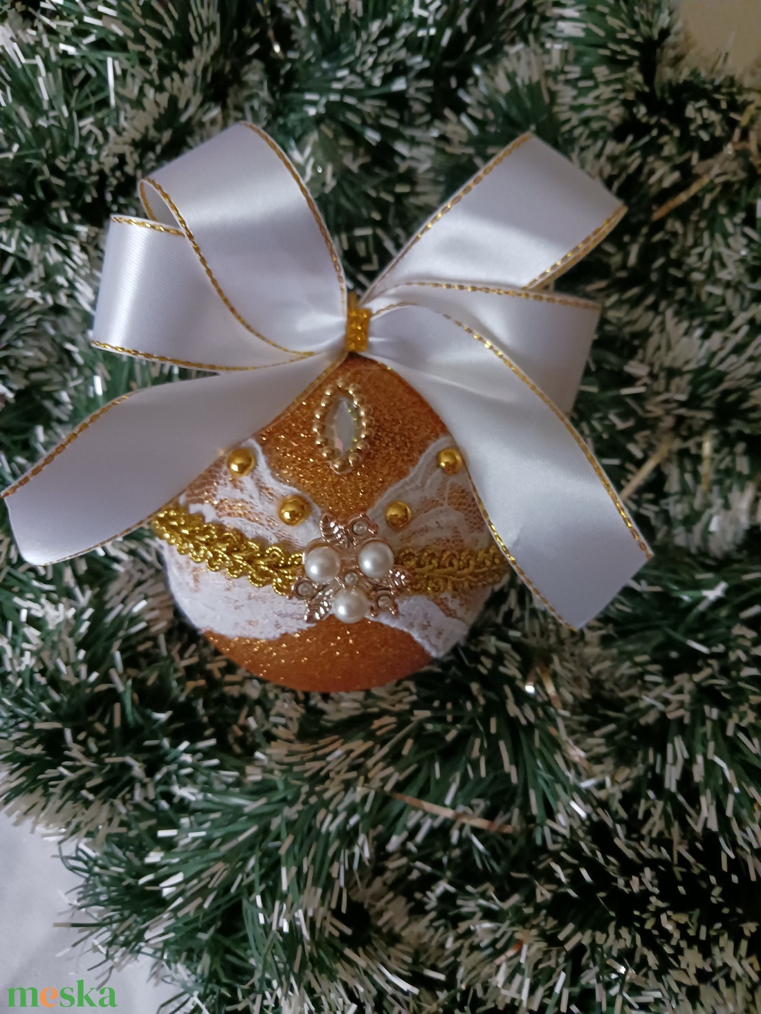 Arany ,csipkés,diszitett gömb.1 - karácsony - karácsonyi lakásdekoráció - karácsonyfadíszek - Meska.hu