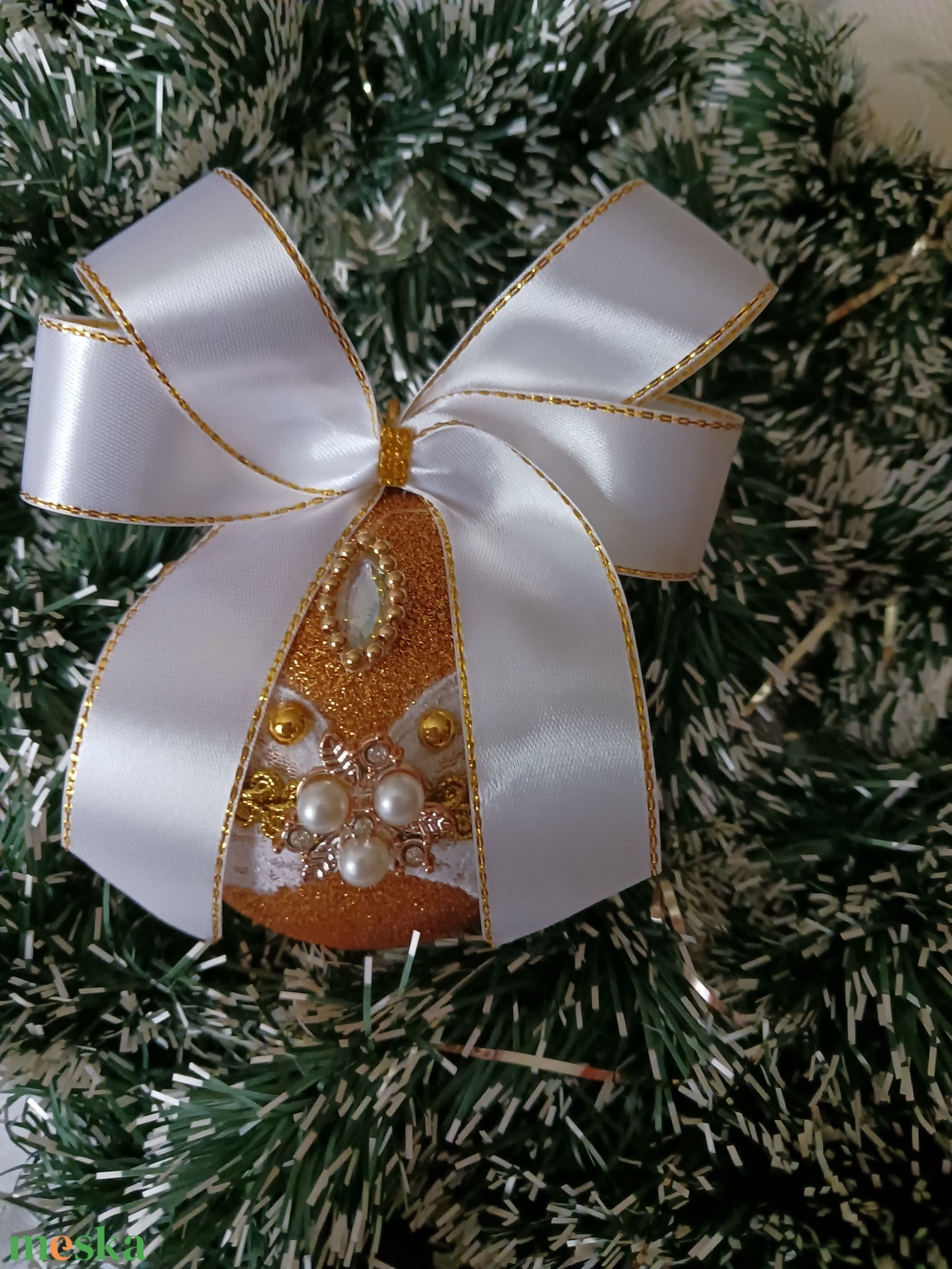 Arany ,csipkés,diszitett gömb.1 - karácsony - karácsonyi lakásdekoráció - karácsonyfadíszek - Meska.hu