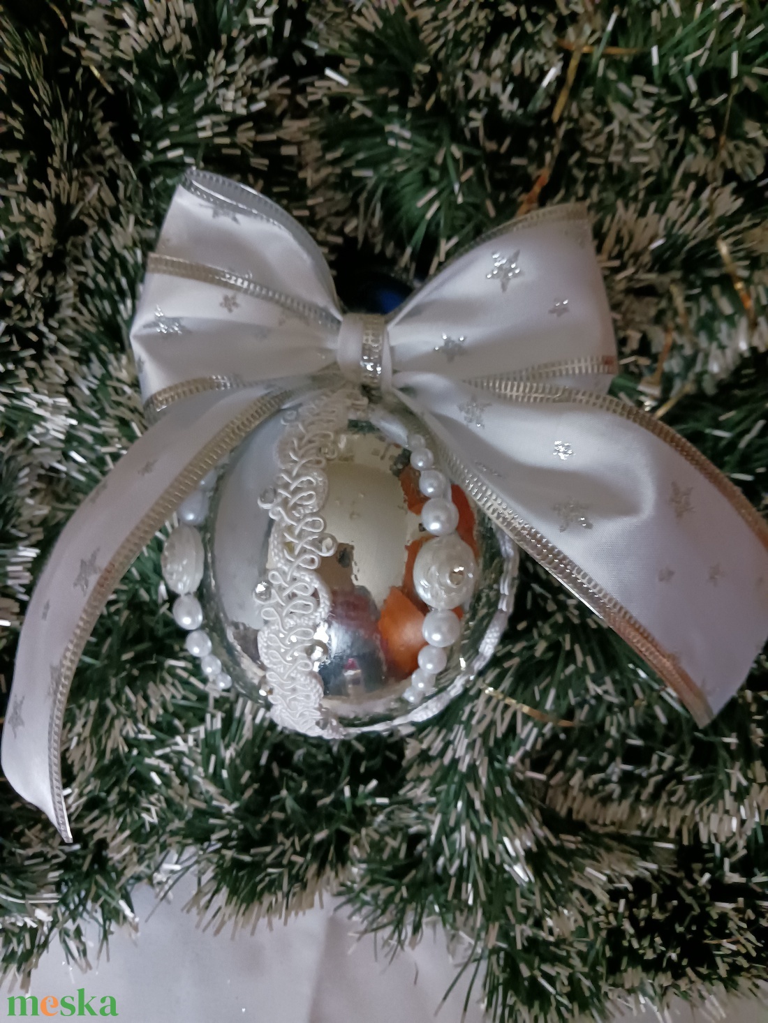 Ezüst fehérrel,diszitett gömb - karácsony - karácsonyi lakásdekoráció - karácsonyfadíszek - Meska.hu