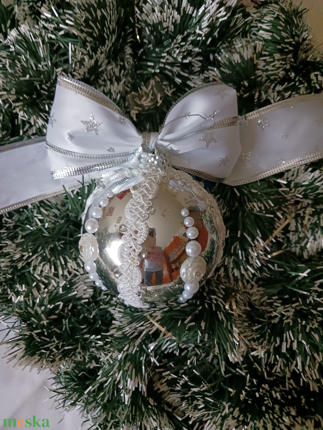Ezüst fehérrel,diszitett gömb - karácsony - karácsonyi lakásdekoráció - karácsonyfadíszek - Meska.hu