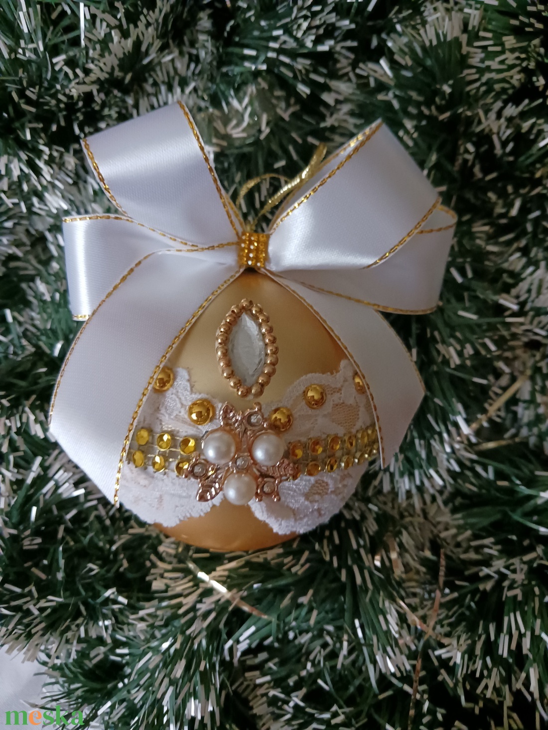 Arany ,csipkés,diszitett gömb. - karácsony - karácsonyi lakásdekoráció - karácsonyfadíszek - Meska.hu