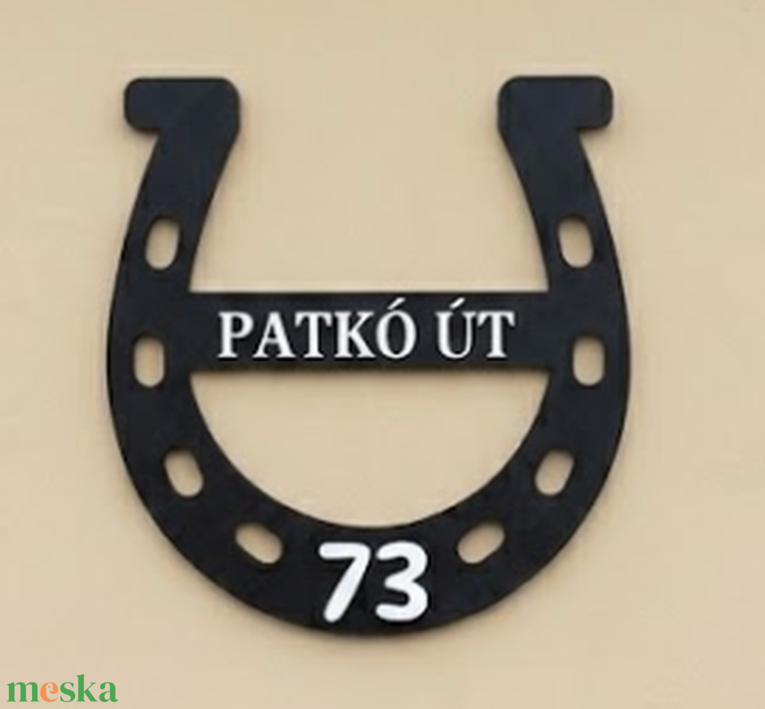 Patkó házszámtábla szerencse motívummal - Egyedi 3D nyomtatott lovas házszám - otthon & életmód - ház & kert - házszám - Meska.hu