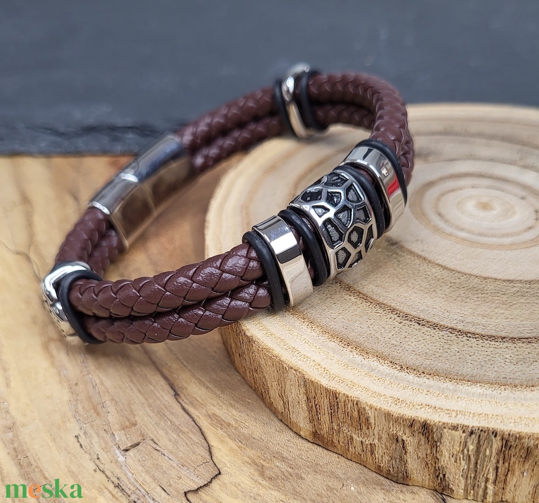 Férfi fonott Bőr karkötő barna, nemesacél mágnes csattal és kiegészítőkkel - ékszer - karkötő - fonott karkötő - Meska.hu