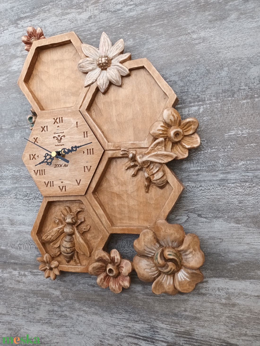 méhecske méhóra virágóra méhészeti ajándék méhsejt falióra faóra egyedióra méhészóra virágosóra méh méhészeknek óra fa - otthon & életmód - dekoráció - fali és függő dekoráció - falióra & óra - Meska.hu
