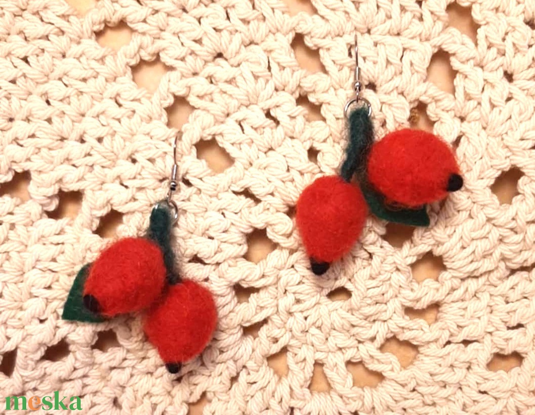 Tűnemez csipkebogyó fülbevaló - ékszer - fülbevaló - lógó fülbevaló - Meska.hu