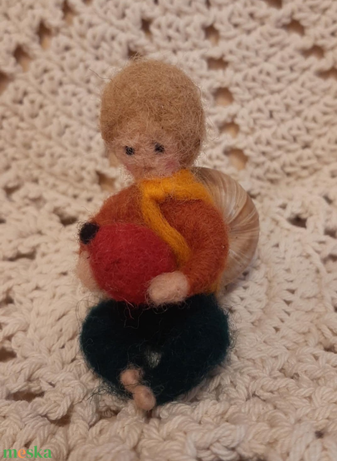 Tűnemezelt csigamanó fiúcska csipkebogyóval - otthon & életmód - dekoráció - manók - Meska.hu