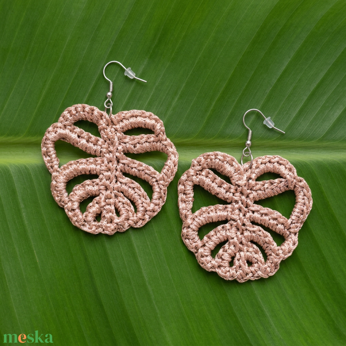 Monstera Elegance � Kézzel horgolt monstera levél fülbevaló (Soft Copper) - ékszer - fülbevaló - lógó fülbevaló - Meska.hu