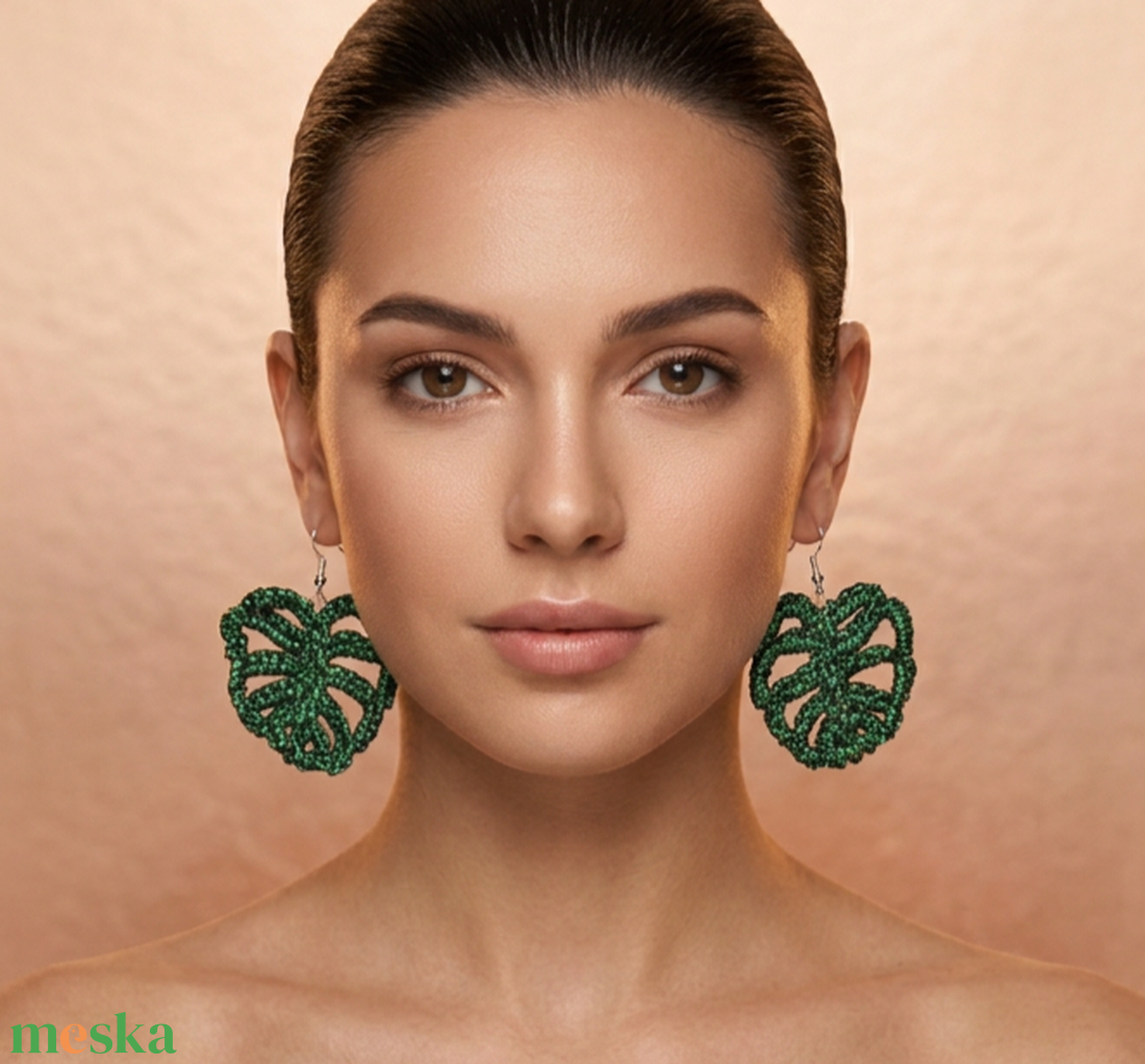 Monstera Jungle Magic � Kézzel horgolt monstera levél fülbevaló (Emerald Green) - ékszer - fülbevaló - lógó fülbevaló - Meska.hu