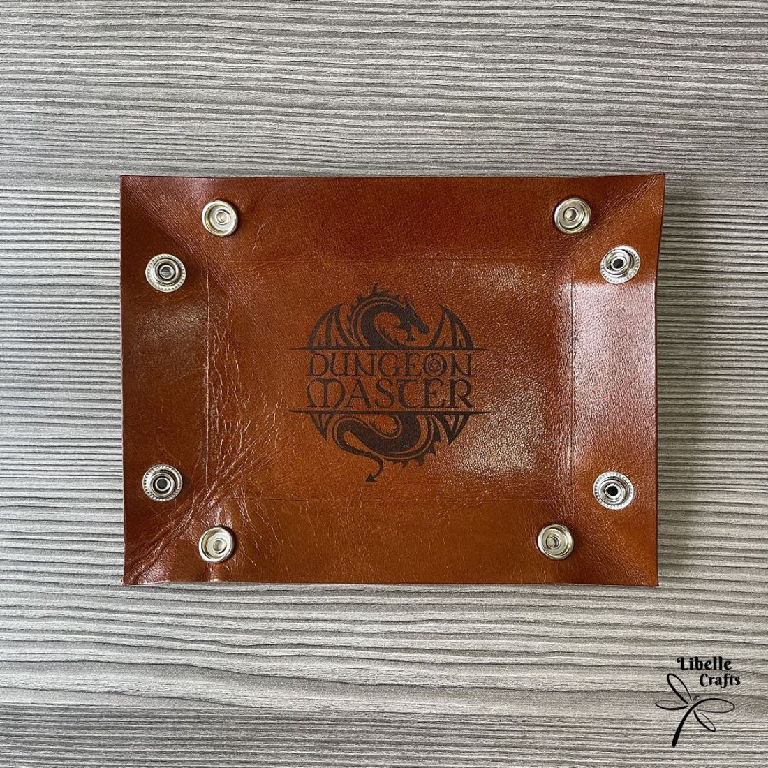 Sárkányos dungeon master feliratos kockadobó tálca - játék & sport - szerepjáték - Meska.hu