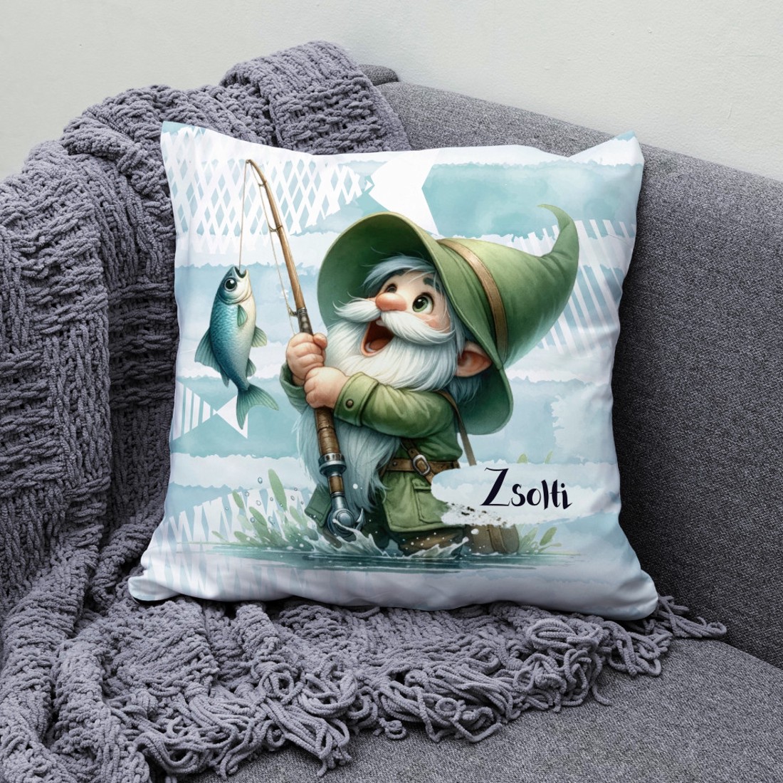 Névvel kérhető - Horgász manó és a nagy fogás mintás párna - otthon & életmód - lakástextil - párna & párnahuzat - díszpárna (belsővel együtt) - Meska.hu