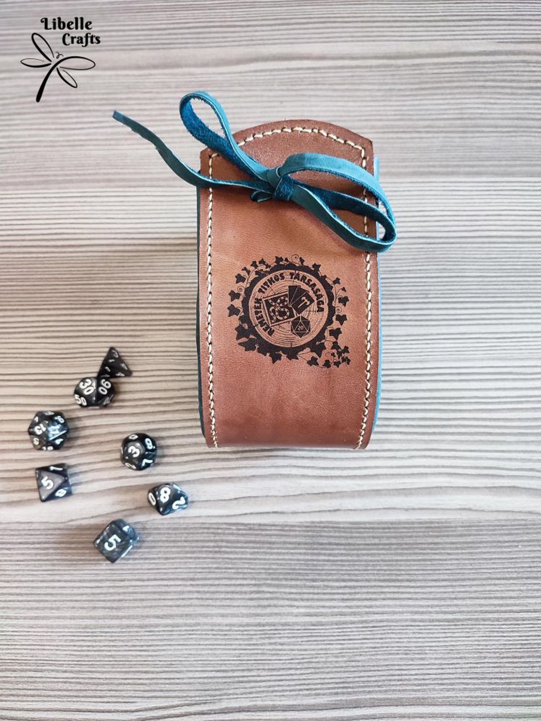 Remeték Titkos Társasága logóval ellátott kockatartó szütyő - játék & sport - táblajáték és kártyajáték - társasjátékok - dobókocka - Meska.hu