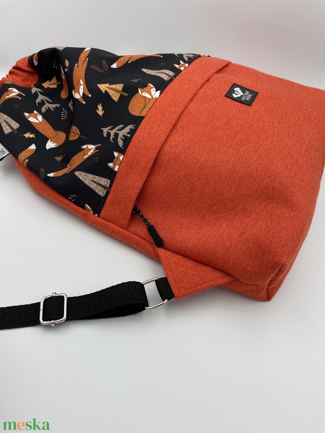 Összehúzható hátizsák, rókás mintával, softshell és bútorszövet anyagból, fekete pánttal - táska & tok - hátizsák - tornazsák, gymbag - Meska.hu
