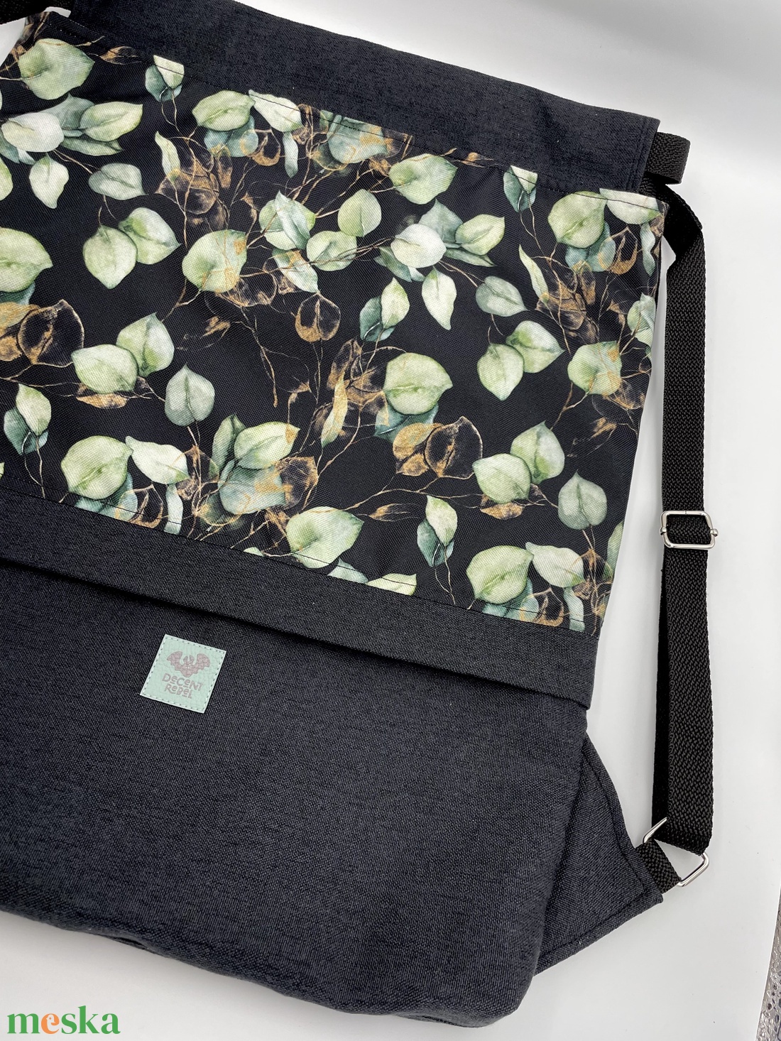 Összehúzható hátizsák, zöld levél mintákkal, gyöngyvászon és bútorszövet anyagból, fekete pánttal - táska & tok - hátizsák - tornazsák, gymbag - Meska.hu