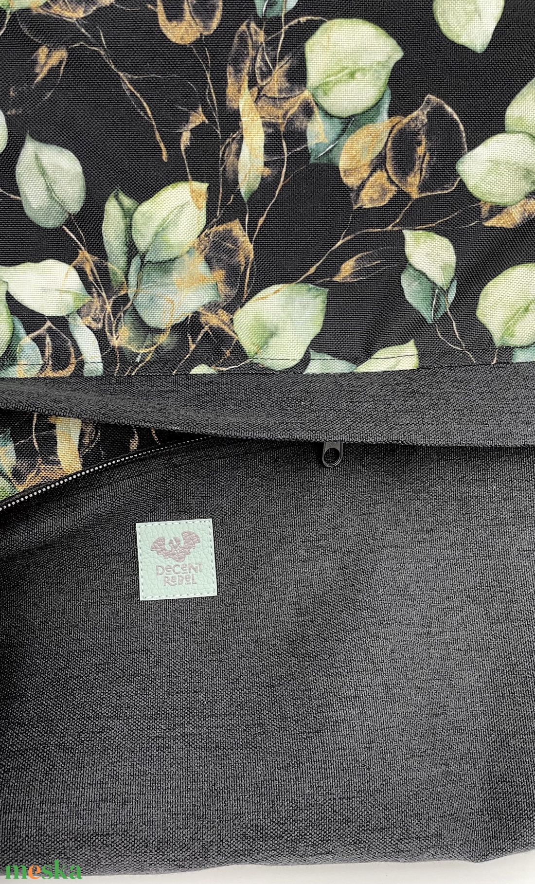 Összehúzható hátizsák, zöld levél mintákkal, gyöngyvászon és bútorszövet anyagból, fekete pánttal - táska & tok - hátizsák - tornazsák, gymbag - Meska.hu