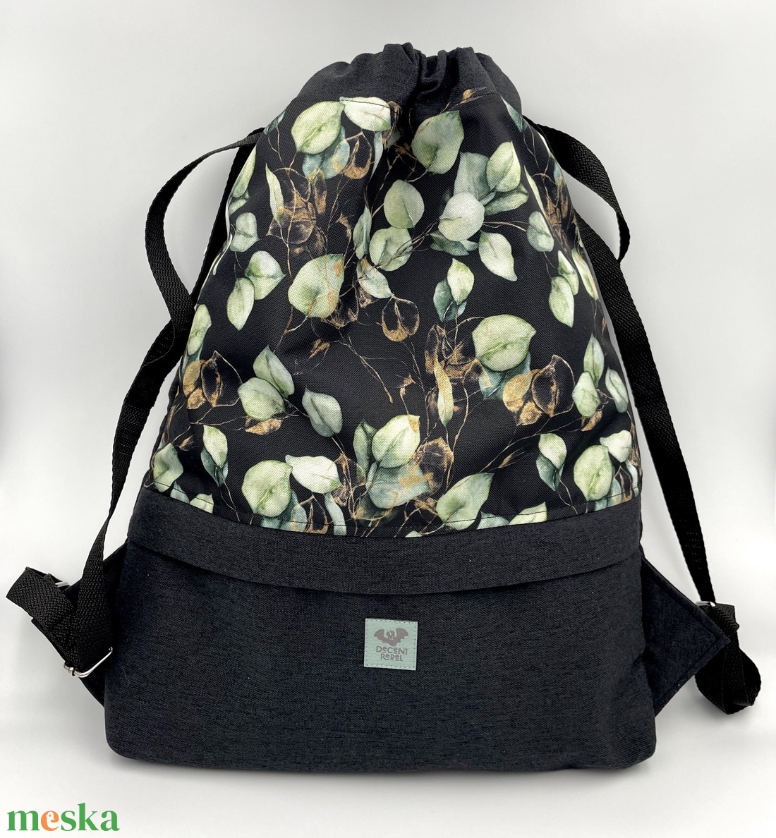 Összehúzható hátizsák, zöld levél mintákkal, gyöngyvászon és bútorszövet anyagból, fekete pánttal - táska & tok - hátizsák - tornazsák, gymbag - Meska.hu