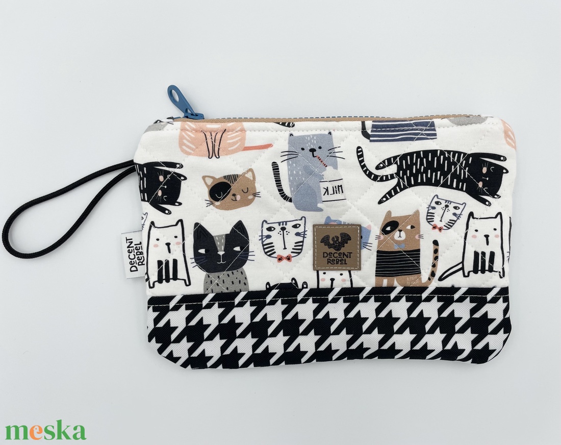Macska mintás, steppelt pipere táska, tyúkláb mintás gyöngyvászonnal, barna-kék cipzárral - táska & tok - neszesszer - Meska.hu Macska mintás, steppelt pipere táska, tyúkláb mintás gyöngyvászonnal, barna-kék cipzárral - táska & tok - neszesszer - Meska.hu