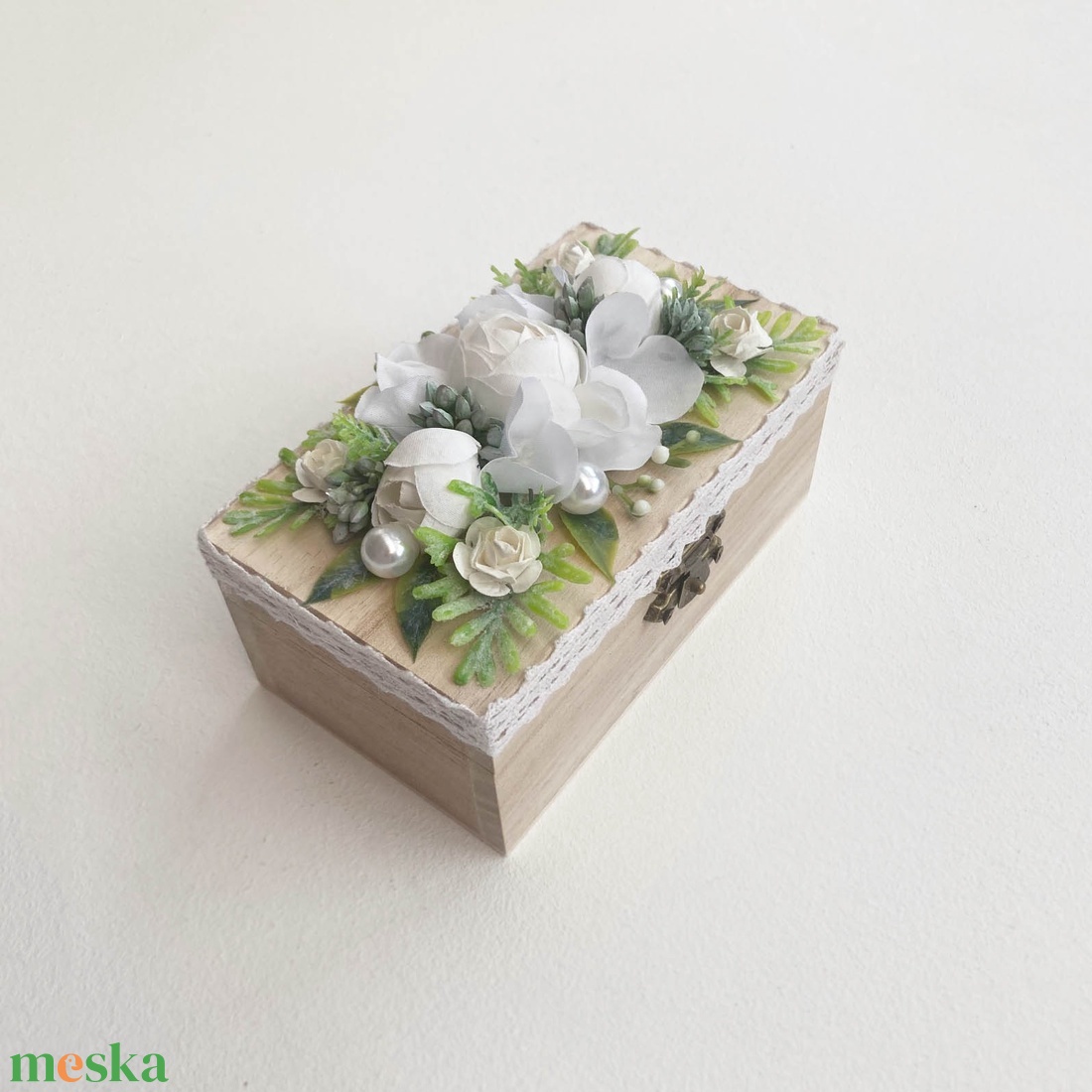 Mini vintage gyűrűtartó doboz fehér díszítéssel - esküvő - kiegészítők - gyűrűtartó & gyűrűpárna - Meska.hu Mini vintage gyűrűtartó doboz fehér díszítéssel - esküvő - kiegészítők - gyűrűtartó & gyűrűpárna - Meska.hu