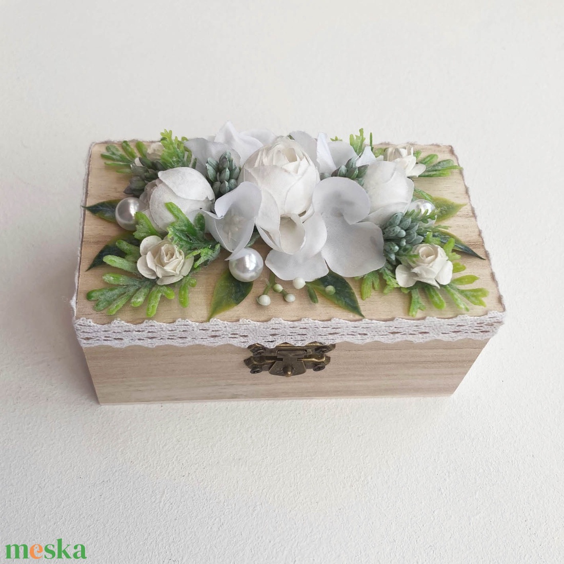 Mini vintage gyűrűtartó doboz fehér díszítéssel - esküvő - kiegészítők - gyűrűtartó & gyűrűpárna - Meska.hu Mini vintage gyűrűtartó doboz fehér díszítéssel - esküvő - kiegészítők - gyűrűtartó & gyűrűpárna - Meska.hu