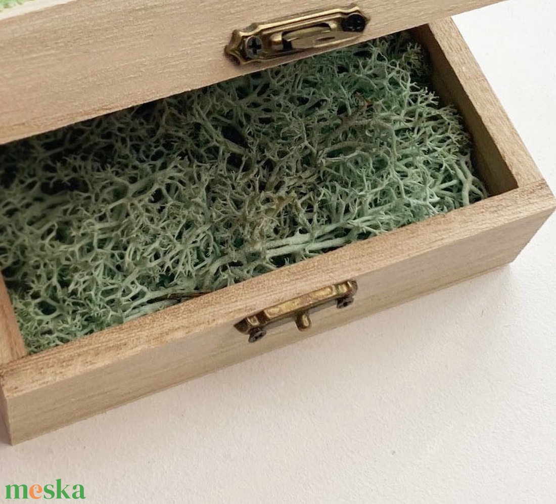 Mini vintage gyűrűtartó doboz fehér díszítéssel - esküvő - kiegészítők - gyűrűtartó & gyűrűpárna - Meska.hu Mini vintage gyűrűtartó doboz fehér díszítéssel - esküvő - kiegészítők - gyűrűtartó & gyűrűpárna - Meska.hu