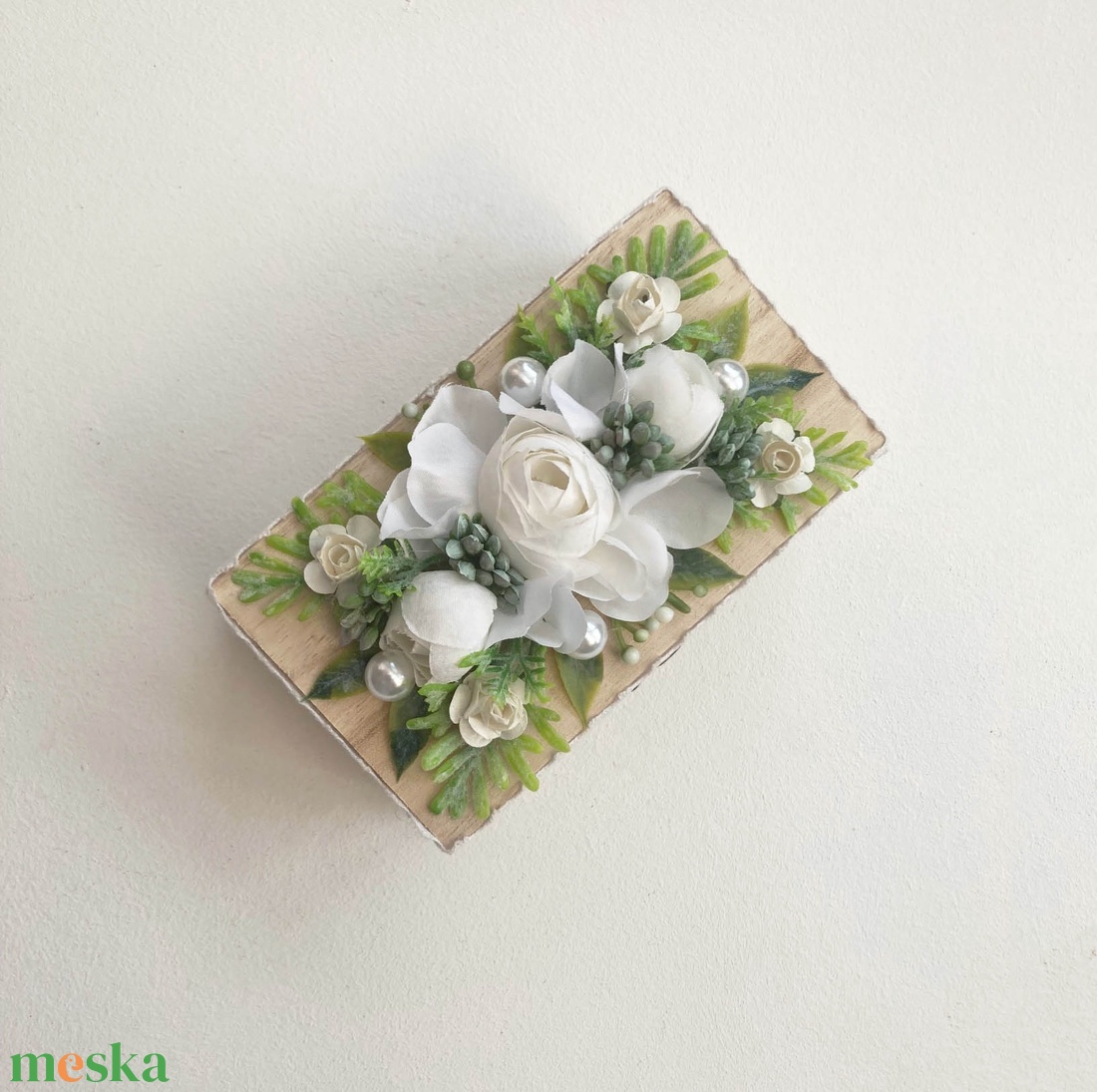 Mini vintage gyűrűtartó doboz fehér díszítéssel - esküvő - kiegészítők - gyűrűtartó & gyűrűpárna - Meska.hu Mini vintage gyűrűtartó doboz fehér díszítéssel - esküvő - kiegészítők - gyűrűtartó & gyűrűpárna - Meska.hu