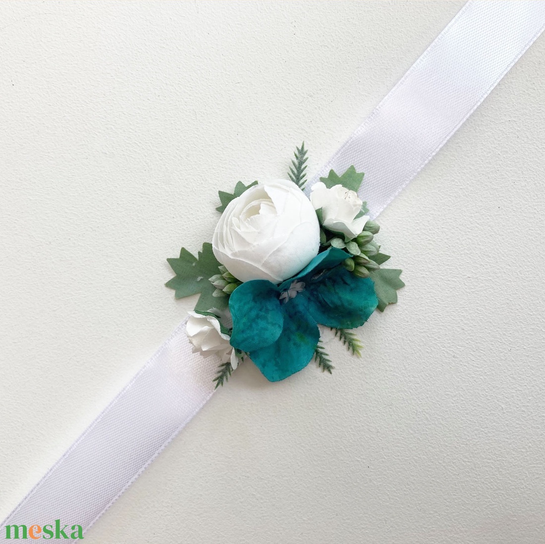 13db-os kék csuklódísz készítése - esküvő - ékszer - karkötő & csuklódísz - Meska.hu