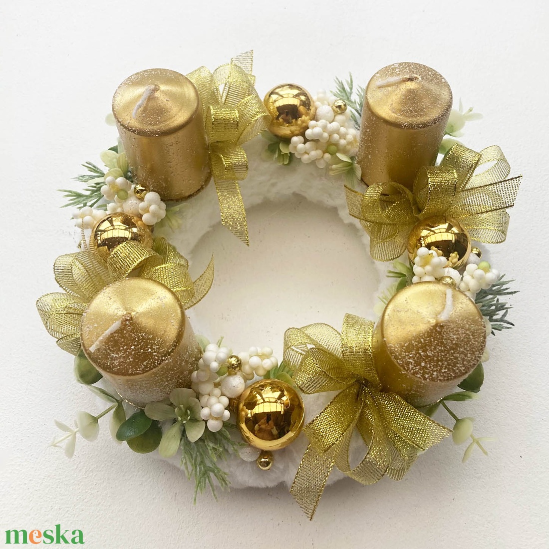 Arany adventi koszorú szőrmés alapon - karácsony - adventi díszek - adventi koszorú - Meska.hu