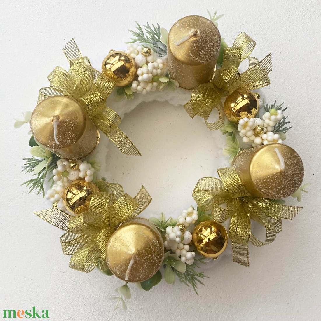 Arany adventi koszorú szőrmés alapon - karácsony - adventi díszek - adventi koszorú - Meska.hu