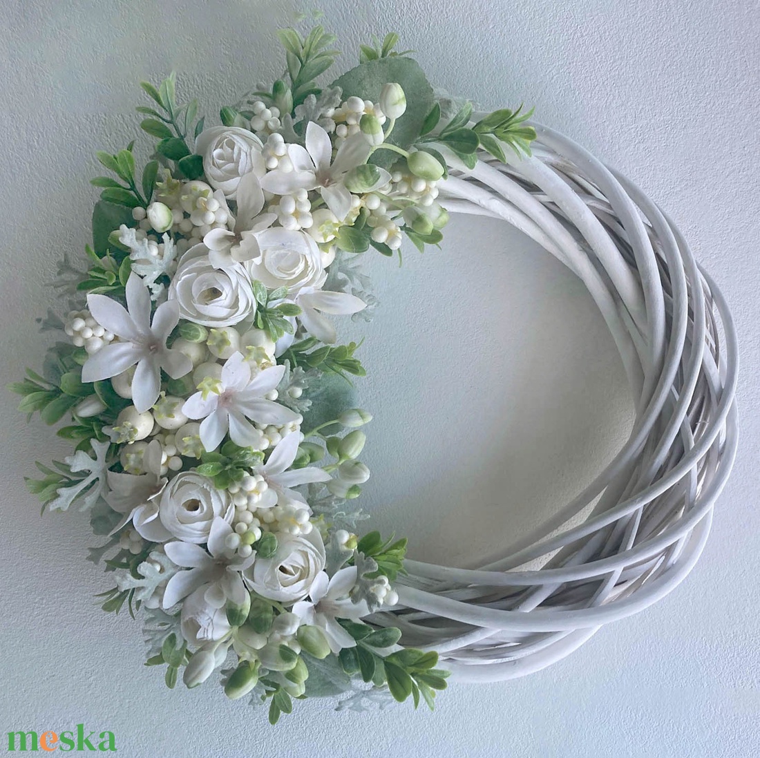 Fehér virágos ajtódísz bogyókkal - otthon & életmód - dekoráció - ajtó- és ablak dekoráció - ajtódísz & kopogtató - Meska.hu