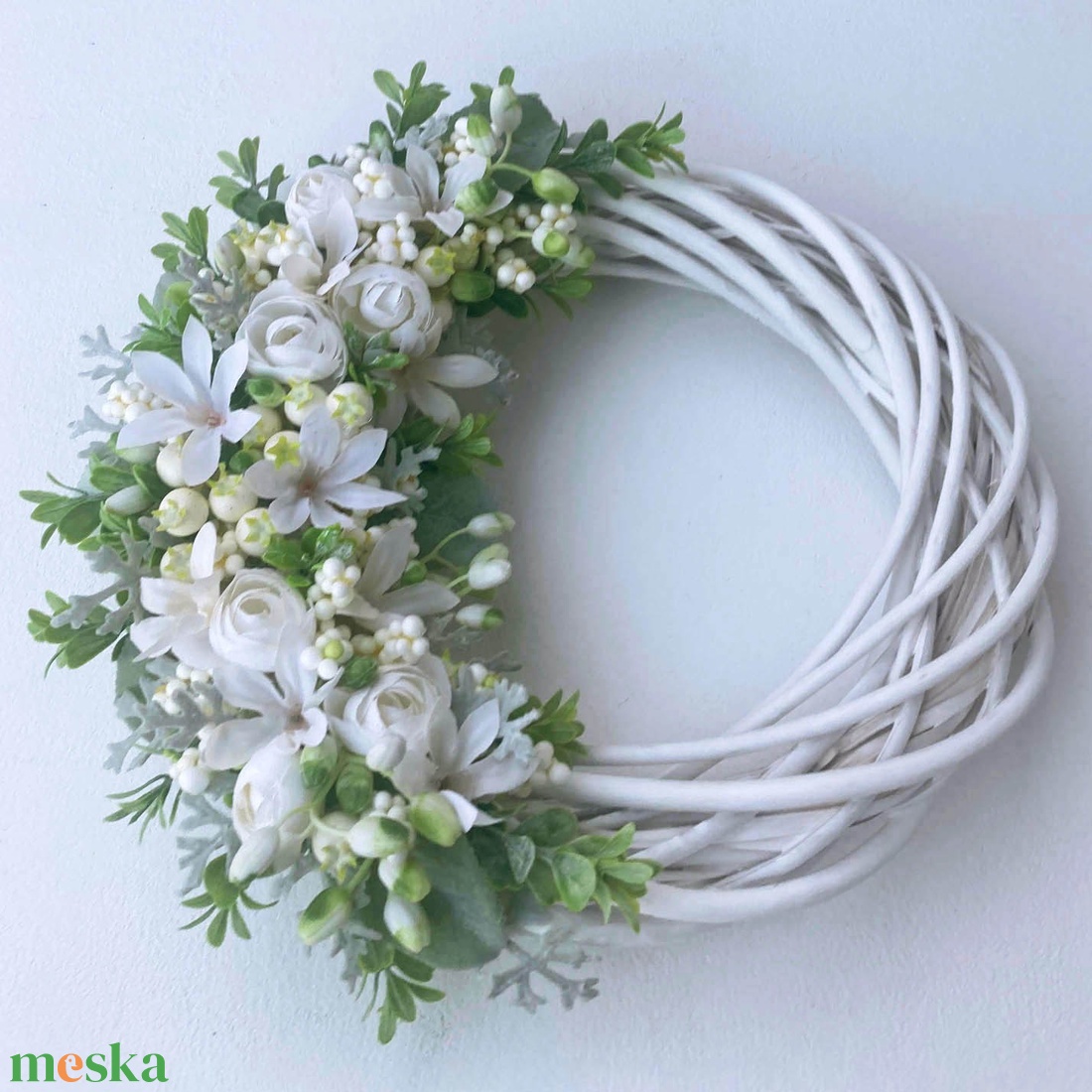 Fehér virágos ajtódísz bogyókkal - otthon & életmód - dekoráció - ajtó- és ablak dekoráció - ajtódísz & kopogtató - Meska.hu