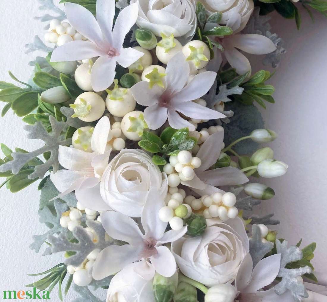 Fehér virágos ajtódísz bogyókkal - otthon & életmód - dekoráció - ajtó- és ablak dekoráció - ajtódísz & kopogtató - Meska.hu