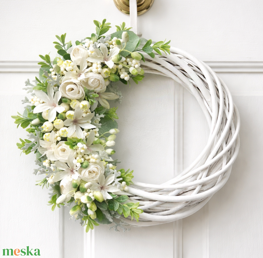 Fehér virágos ajtódísz bogyókkal - otthon & életmód - dekoráció - ajtó- és ablak dekoráció - ajtódísz & kopogtató - Meska.hu