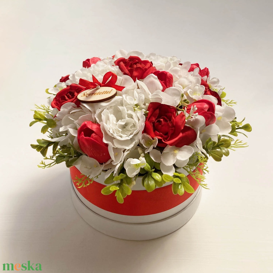Anyák napi virágdoboz piros tulipánokkal - otthon & életmód - virágdekoráció - virágok - virágbox - Meska.hu