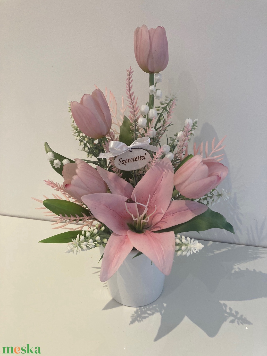 Anyák napi asztaldísz - tulipánokkal és gyöngyvirággal - otthon & életmód - virágdekoráció - virágdíszek - virágdísz kaspóban - Meska.hu