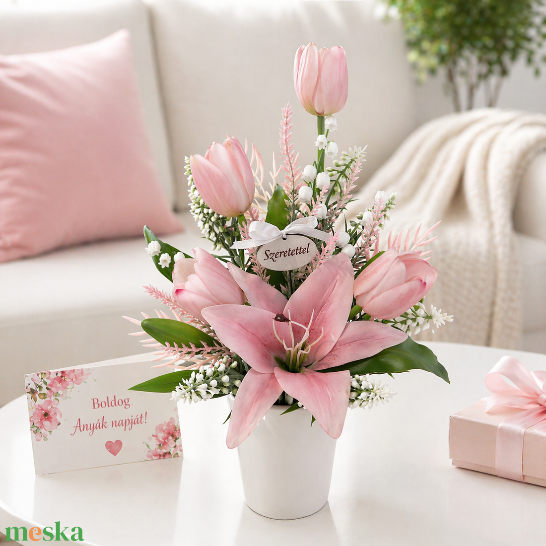 Anyák napi asztaldísz - tulipánokkal és gyöngyvirággal - otthon & életmód - virágdekoráció - virágdíszek - virágdísz kaspóban - Meska.hu