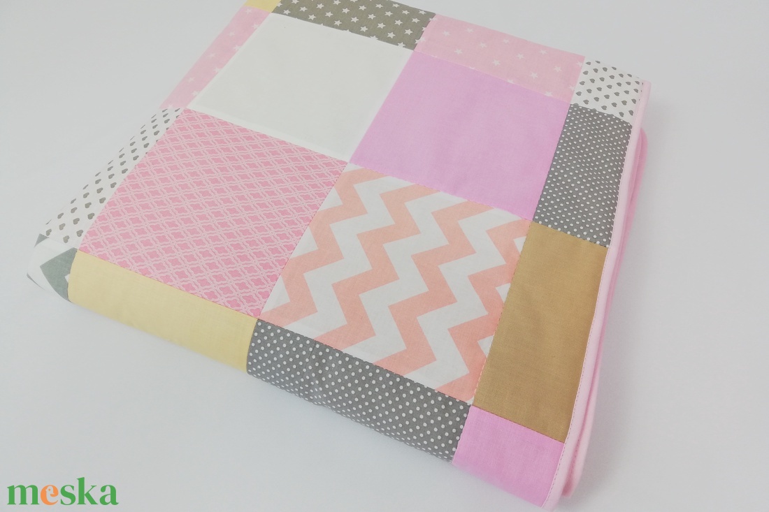 Rózsaszín-bézs patchwork ágytakaró 140�90 - otthon & életmód - lakástextil - ágytakaró - Meska.hu