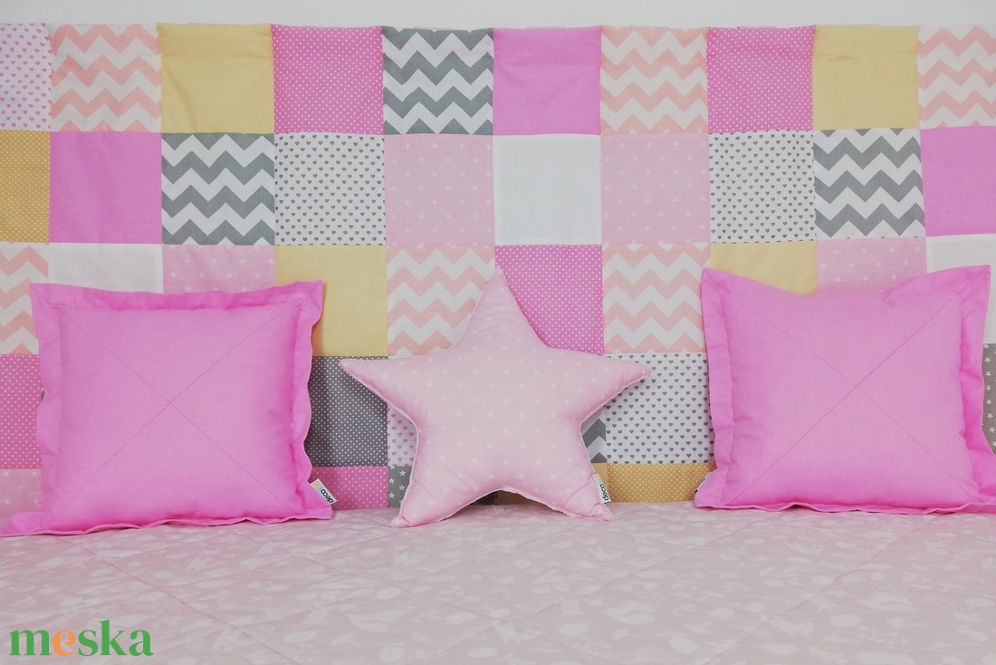 Rózsaszín-bézs patchwork falvédő - otthon & lakás - babaszoba, gyerekszoba - falvédő gyerekszobába - Meska.hu
