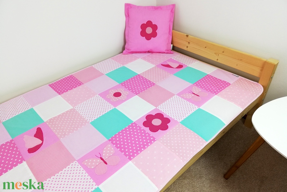 Pillangó és virág mintás patchwork ágytakaró - otthon & életmód - lakástextil - ágytakaró - Meska.hu Pillangó és virág mintás patchwork ágytakaró - otthon & életmód - lakástextil - ágytakaró - Meska.hu