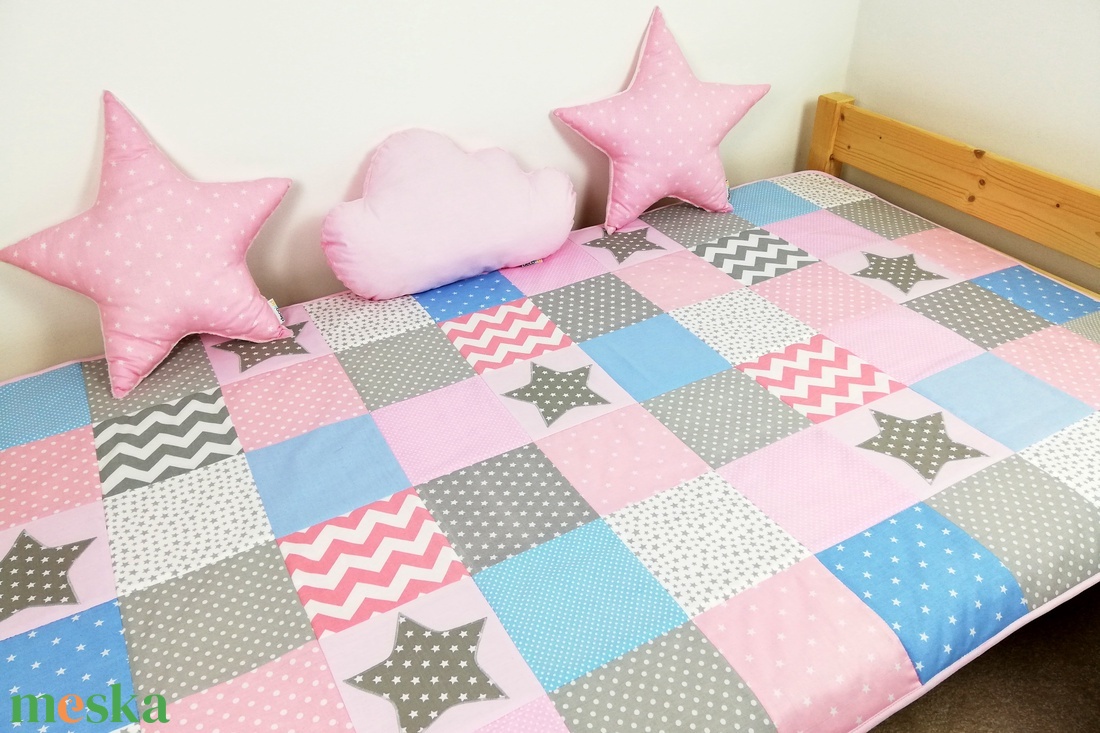 Rózsaszín-világoskék csillagos patchwork ágytakaró - otthon & életmód - lakástextil - ágytakaró - Meska.hu