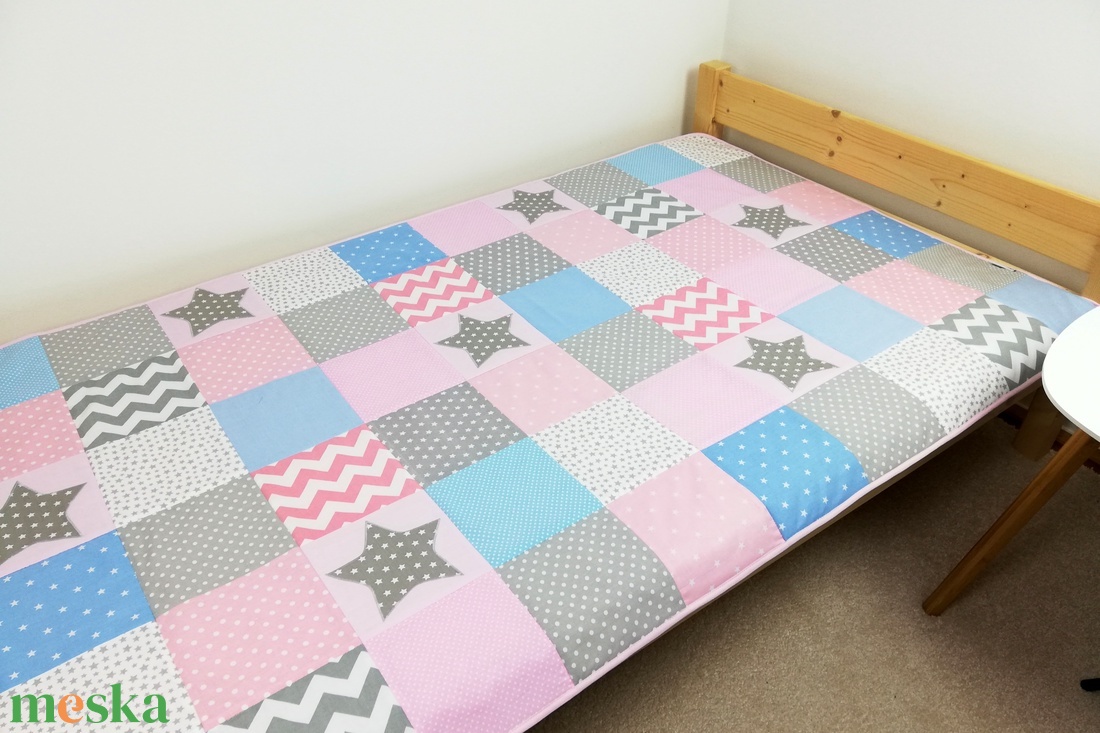 Rózsaszín-világoskék csillagos patchwork ágytakaró - otthon & életmód - lakástextil - ágytakaró - Meska.hu