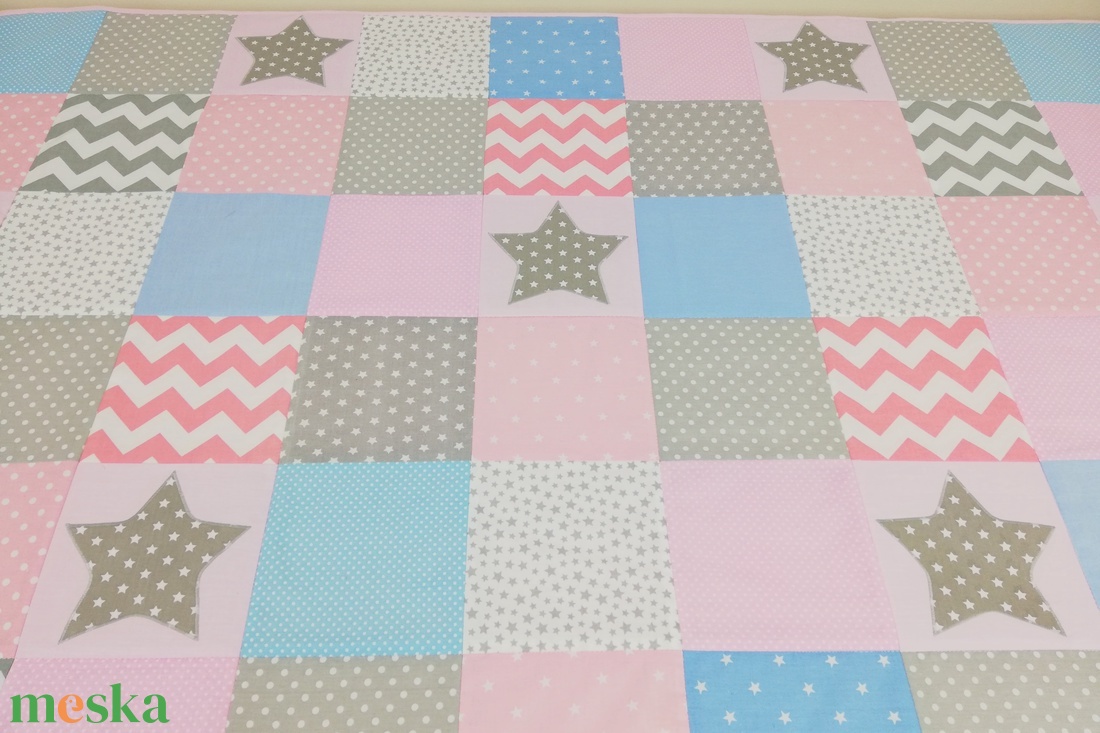 Rózsaszín-világoskék csillagos patchwork ágytakaró - otthon & életmód - lakástextil - ágytakaró - Meska.hu