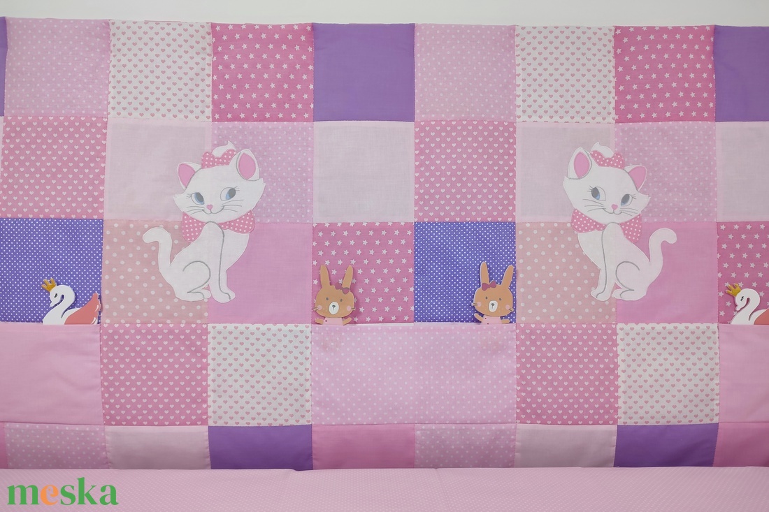 Cicás rózsaszín-lila zsebes patchwork falvédő - otthon & életmód - babaszoba, gyerekszoba - falvédő gyerekszobába - Meska.hu Cicás rózsaszín-lila zsebes patchwork falvédő - otthon & életmód - babaszoba, gyerekszoba - falvédő gyerekszobába - Meska.hu