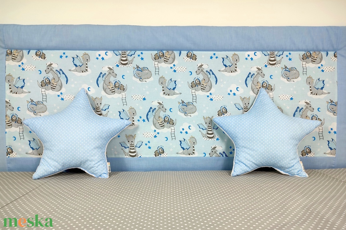 Világoskék macis-sárkányos falvédő - otthon & életmód - lakástextil - falvédő - Meska.hu