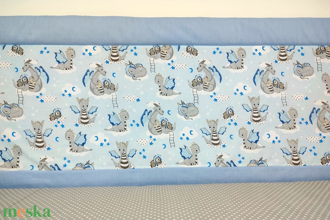 Világoskék macis-sárkányos falvédő - otthon & életmód - lakástextil - falvédő - Meska.hu