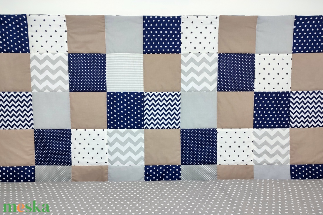 Sötétkék-drapp patchwork falvédő - otthon & életmód - babaszoba, gyerekszoba - falvédő gyerekszobába - Meska.hu Sötétkék-drapp patchwork falvédő - otthon & életmód - babaszoba, gyerekszoba - falvédő gyerekszobába - Meska.hu