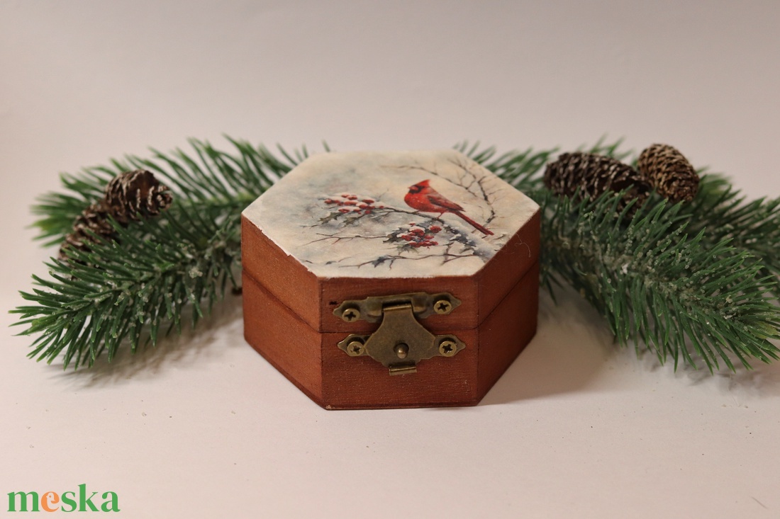 Téli madaras ajándékdoboz  - karácsony - karácsonyi ajándékozás - karácsonyi ajándékcsomagolás - Meska.hu